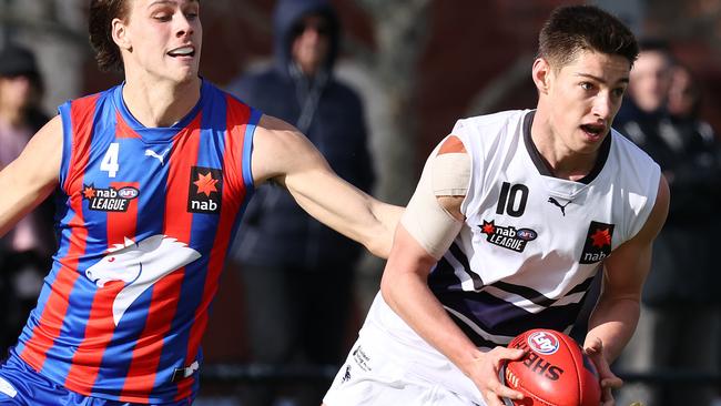 Ben De Bolfo tries to escape his Oakleigh opponent. Picture: Michael Klein