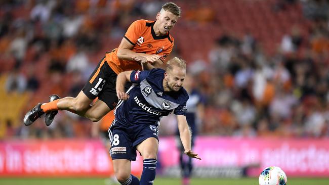 The Roar’s Stefan Mauk of the Roar and Migjen Basha of the Victory collide. Picture: Getty Images