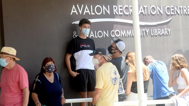 SYDNEY, AUSTRALIA – NewsWire Photos DECEMBER 17, 2020. Northern Beaches local residents line up the Avalon Recreation Centre for COVID-19 testing. Picture: NCA NewsWire / Jeremy Piper