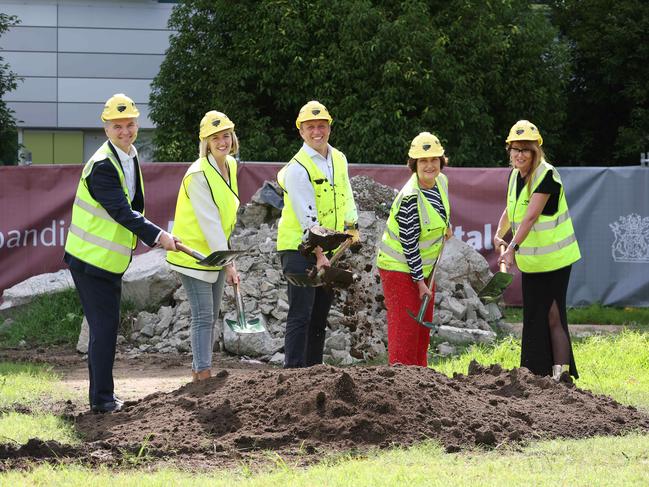 Premier Steven Miles at the Mackay Base Hospital with Shannon Fentiman, Mackay MP Julieanne Gilbert, and MHHS CEO Susan Gannon. Pic Annette Dew