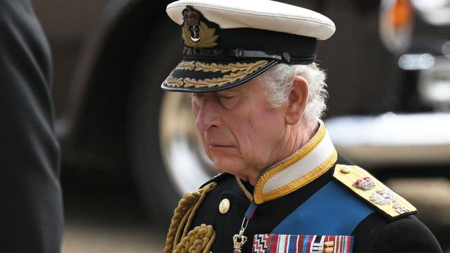 Britain's King Charles III follows the coffin of Queen Elizabeth II, as it travels on the State Gun Carriage of the Royal Navy, from Westminster Abbey to Wellington Arch in London on September 19, 2022, after the State Funeral Service of Britain's Queen Elizabeth II. (Photo by LOIC VENANCE / AFP)