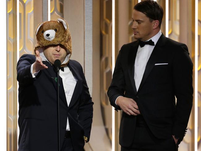 Channing Tatums presents an award with the “bear” from The Revenant.