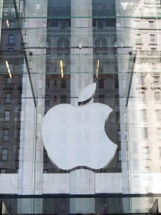 (FILES) This September 17, 2012 file photo shows the Apple logo on the Apple store in New York. Apple will pay up to $400 million to compensate consumers for illegal price-fixing conspiracy for electronic books, officials said July 16, 2014. The settlement would reimburse consumers in 33 states whose authorities sought damages for Apple's price-fixing, according to a statement from New York's attorney general. But the settlement is contingent on the verdict being upheld in a July 2013 federal court ruling that Apple violated antitrust laws by orchestrating a conspiracy with five publishers to raise e-book prices. AFP PHOTO/DON EMMERT