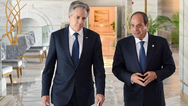 This handout picture released by the Egyptian Presidency shows Egypt's President Abdel Fattah al-Sisi (R) meeting with US Secretary of State Antony Blinken in Alamein in northern Egypt on August 20, 2024. Blinken, on his ninth visit to the Middle East in more than 10 months of the Israel-Hamas war, met with Sisi on August 20 for talks about a Gaza ceasefire after saying Israel had accepted a US "bridging proposal" for a deal and urging Hamas to do the same. (Photo by EGYPTIAN PRESIDENCY / AFP) / === RESTRICTED TO EDITORIAL USE - MANDATORY CREDIT "AFP PHOTO / HO / EGYPTIAN PRESIDENCY' - NO MARKETING NO ADVERTISING CAMPAIGNS - DISTRIBUTED AS A SERVICE TO CLIENTS ==