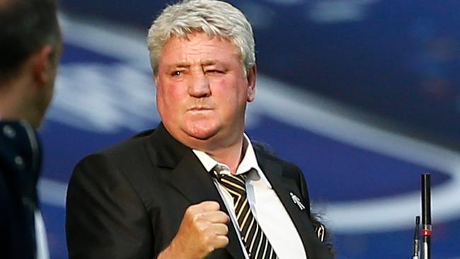 (FILES) In this file photo taken on May 28, 2016 Hull City's English manager Steve Bruce (R) reacts during the English Championship play-off final football match between Hull City and Sheffield Wednesday at Wembley Stadium. - Premier League club Newcastle United have announced that Steve Bruce is their new head coach. (Photo by Ian Kington / AFP) / NOT FOR MARKETING OR ADVERTISING USE / RESTRICTED TO EDITORIAL USE