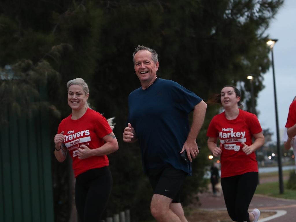 NEWS2019ELECTION 17/4/2019. DAY 7Opposition Leader Bill Shorten doing a morning run around swan river in Perth, WA . Picture Kym Smith