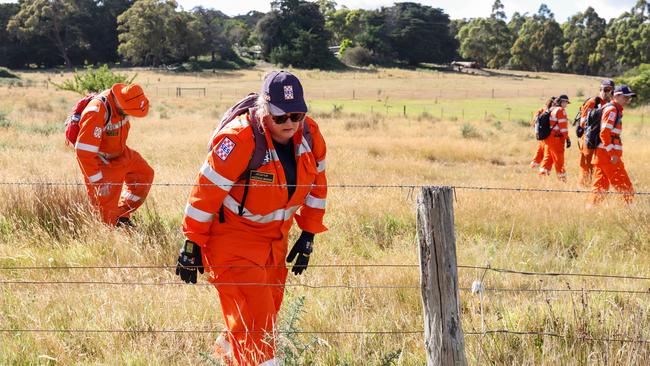 SES volunteers look for clues near Buninyong as part of a large-scale search for Samantha Murphy who has been missing since early Sunday morning. Picture: NCA NewsWire / Ian Currie