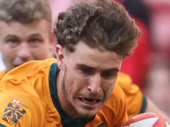 France's back  #19 Varian Pasquet (R) tackles Australia's #02 Ben Dowling during the HSBC World Rugby Sevens men's play-off match between Australia and France at the Metropolitano stadium in Madrid on May 31, 2014. (Photo by PIERRE-PHILIPPE MARCOU / AFP)