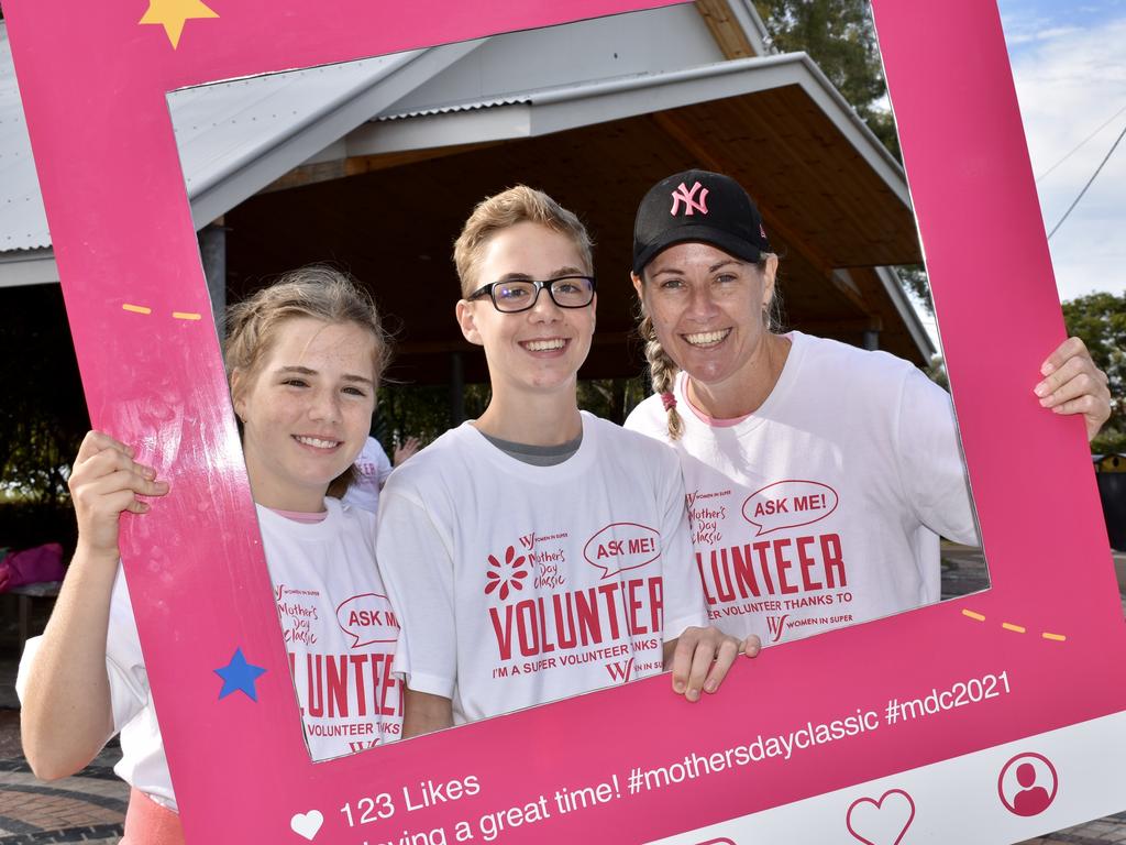 Shanae Cash, 11, Jordan Cash, 14, and their mum Shelley Cash, who all volunteered at the Mother's Day Classic event. Picture: Isabella Magee