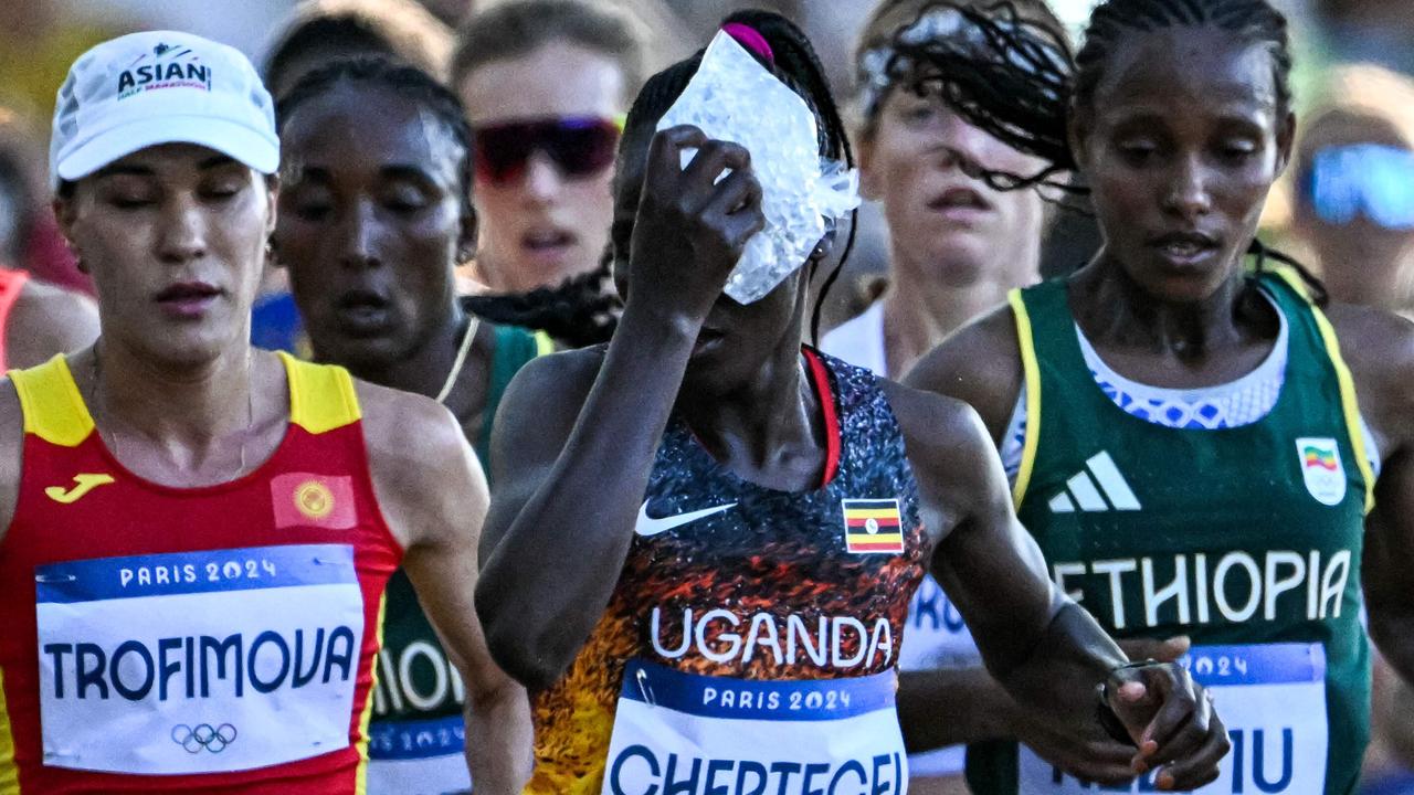 Cheptegei had to apply ice during the women’s marathon in Paris. Photo by Kirill KUDRYAVTSEV / AFP