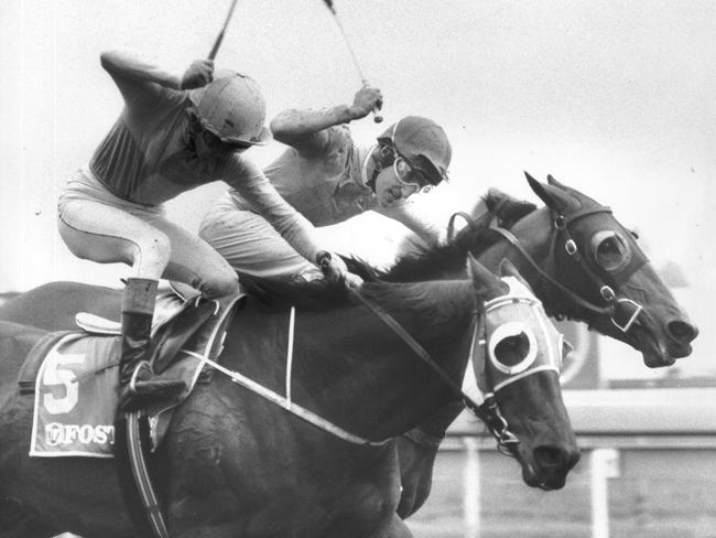 PIRATE: 11 Oct 98 - Shane Dye takes Veandercross to the outside, while Damien Oliver and Mannerism (partly obscured) save ground, and win the 1992 Caulfield Cup narrowly.