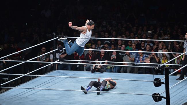 nøgen defile i tilfælde af Watch Tim Wiese impress on WWE his wrestling debut
