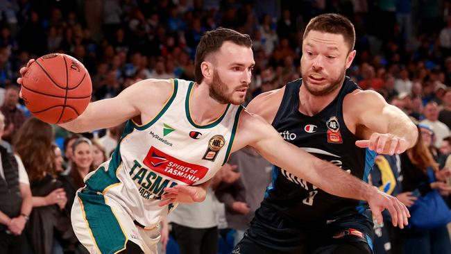 MELBOURNE, AUSTRALIA - DECEMBER 23: Sean Macdonald of the JackJumpers dribbles the ball against Matthew Dellavedova of United during the round 13 NBL match between Melbourne United and Tasmania Jackjumpers at John Cain Arena, on December 23, 2024, in Melbourne, Australia. (Photo by Kelly Defina/Getty Images)