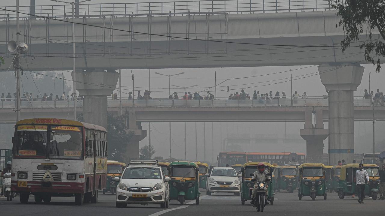 Commuters make their way along a street in smoggy conditions in New Delhi. Picture: AFP
