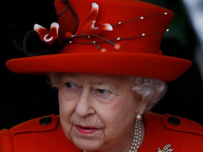 Britain's Queen Elizabeth II leaves the church after the Royal Family's traditional Christmas Day service at St Mary Magdalene Church in Sandringham, Norfolk, eastern England, on December 25, 2017. / AFP PHOTO / Adrian DENNIS