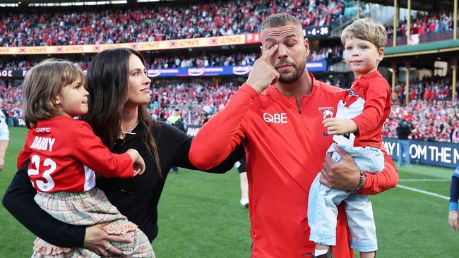 Lance Franklin with his wife Jesinta Franklin and children say goodbye to Swans fans. Photo by Matt King/AFL Photos/via Getty Images.