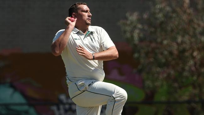 Trent Lawford bowling for Yarraville Club.