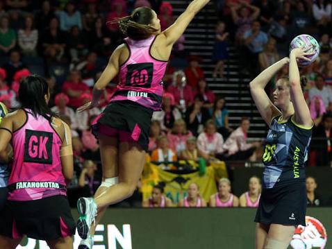 Karyn Bailey lines up a shot past New Zealand's Kayla Cullen during the Fast5 Netball World Series at Vector Arena in Auckland. Photo by Michael Bradley.