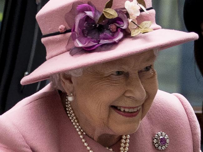 TOPSHOT - Britain's Queen Elizabeth II and Britain's Catherine, Duchess of Cambridge arrive to visit King’s College, to open Bush House, the latest education and learning facilities on the Strand Campus, in central London on March 19, 2019 (Photo by Niklas HALLE'N / AFP)