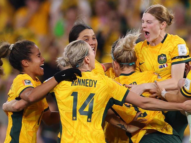 BRISBANE, AUSTRALIA - AUGUST 12: Players of Australia celebrate their side's victory in the penalty shoot out after Cortnee Vine of Australia scores her team's tenth penalty in the penalty shoot out during the FIFA Women's World Cup Australia & New Zealand 2023 Quarter Final match between Australia and France at Brisbane Stadium on August 12, 2023 in Brisbane, Australia. (Photo by Elsa - FIFA/FIFA via Getty Images)