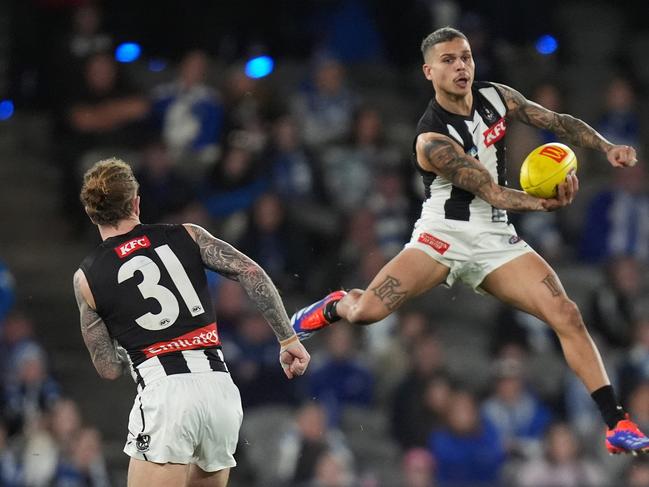 Bobby Hill dishes the ball off to Beau McCreery while mid-air. Picture: Daniel Pockett/Getty Images.