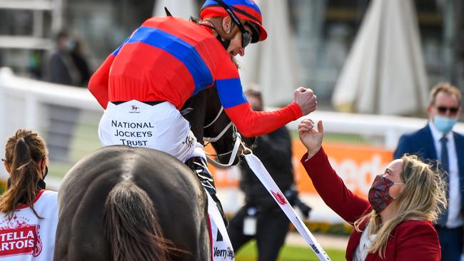 Mark Zahra gives a handler of Verry Elleegant a fist pump on return to scale.