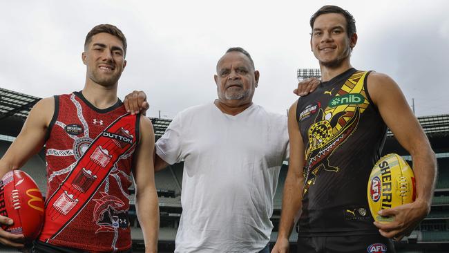 Michael Long with Richmonds Daniel Rioli and Jade Gresham of the Bombers at the MCG . Pic: Michael Klein