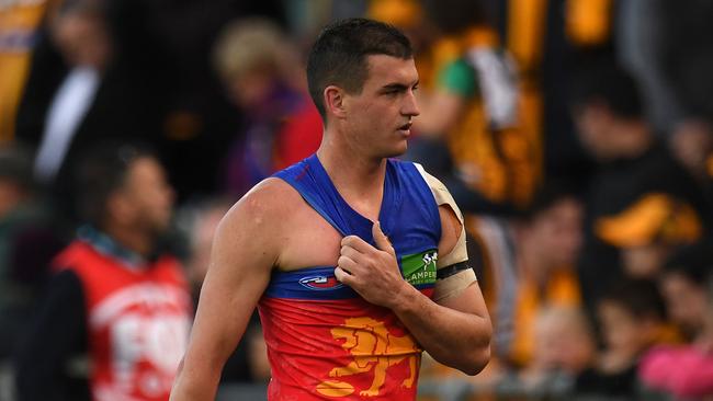 Tom Rockliff reacts after injuring his shoulder. Picture: AAP Images