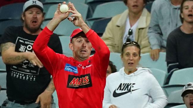 Shaun Marsh tried to pull in a stunning catch on the boundary. Picture: AAP Images