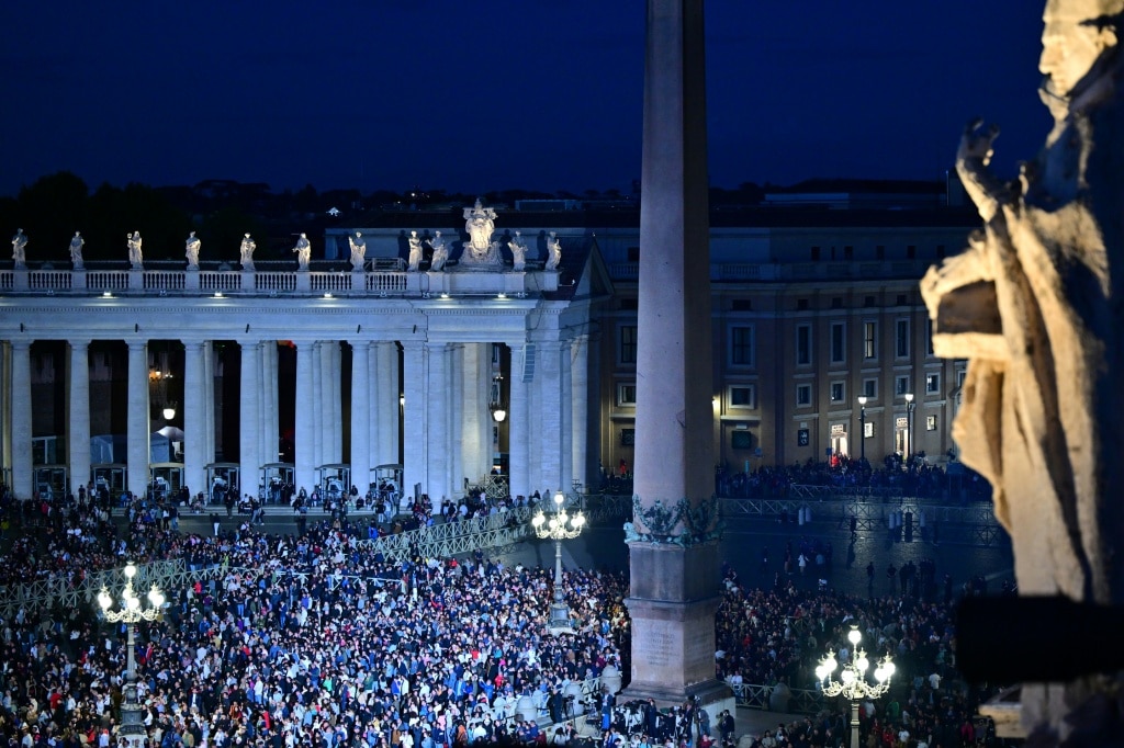 Cardinals pray as conclave rituals begin
