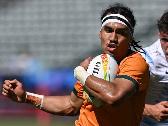 Australia's Dietrich Roache (L) escapes Argentina's Tobias Wade (R) to score a try during the rugby union match between Australia and Argentina on the first day of the Los Angeles 2022 World Rugby Sevens Series event at Dignity Health Sports Park in Carson, California on August 27, 2022. (Photo by Patrick T. FALLON / AFP)