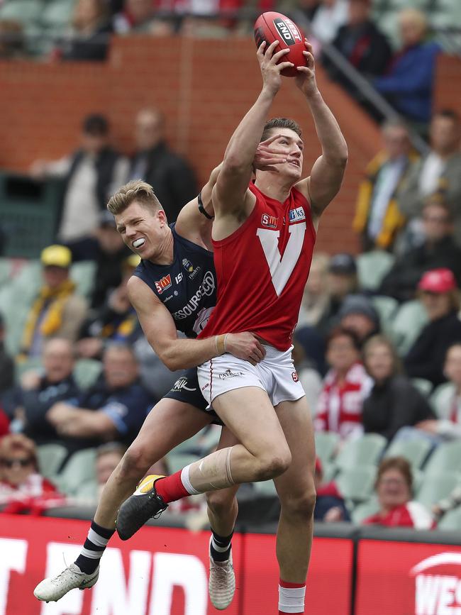 Jordon Sweet marks in front of Tom Fields during the Elimination Final. Picture: Sarah Reed