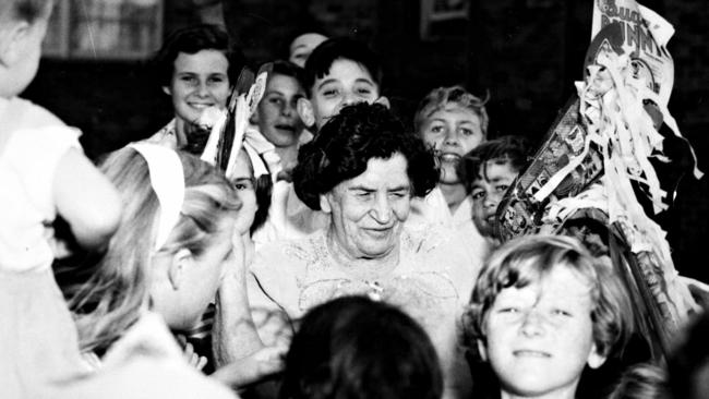 Leigh with children during her annual Christmas party in Sydney, 1953.