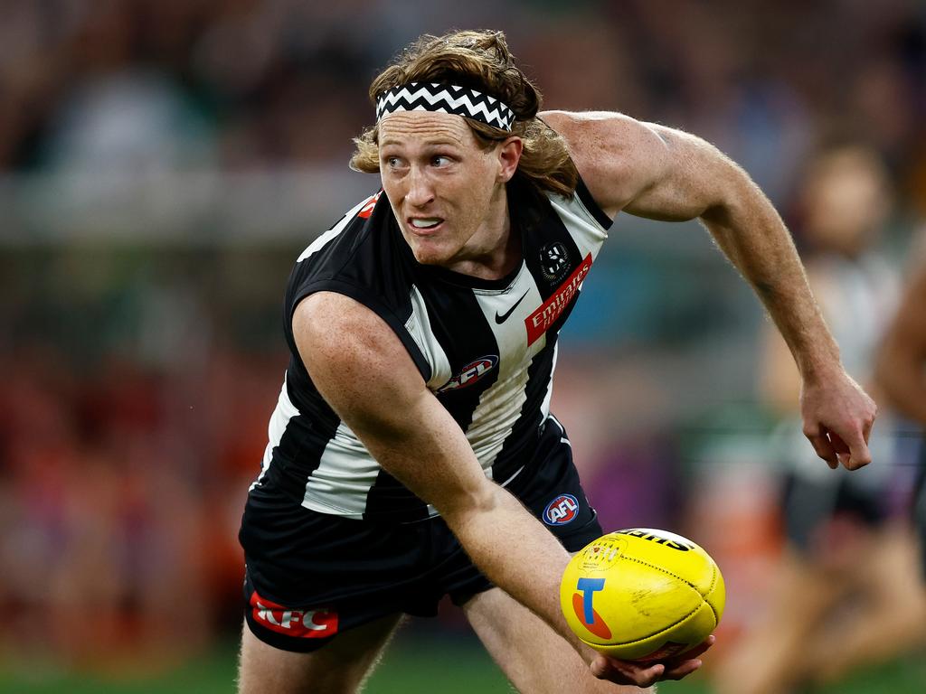 MELBOURNE, AUSTRALIA - SEPTEMBER 07: Nathan Murphy of the Magpies handpasses the ball during the 2023 AFL First Qualifying Final match between the Collingwood Magpies and the Melbourne Demons at Melbourne Cricket Ground on September 07, 2023 in Melbourne, Australia. (Photo by Michael Willson/AFL Photos via Getty Images)