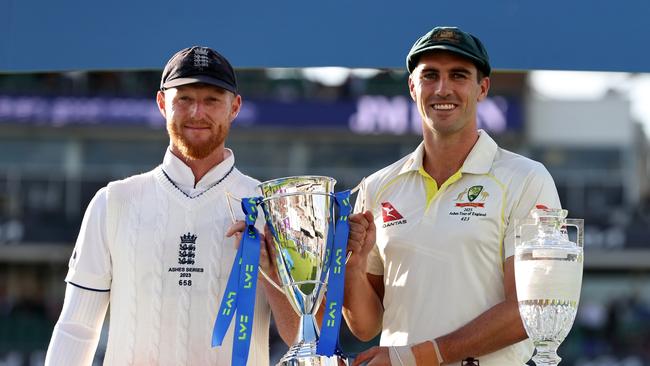 LONDON, ENGLAND - JULY 31: Pat Cummins of Australia and Ben Stokes of England pose with the Ashes Trophy following Day Five of the LV= Insurance Ashes 5th Test Match between England and Australia at The Kia Oval on July 31, 2023 in London, England. (Photo by Ryan Pierse/Getty Images)