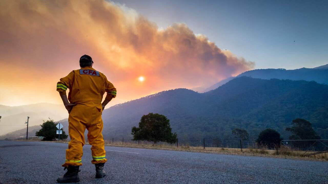 Three fires threaten to form mega-blaze in Victoria