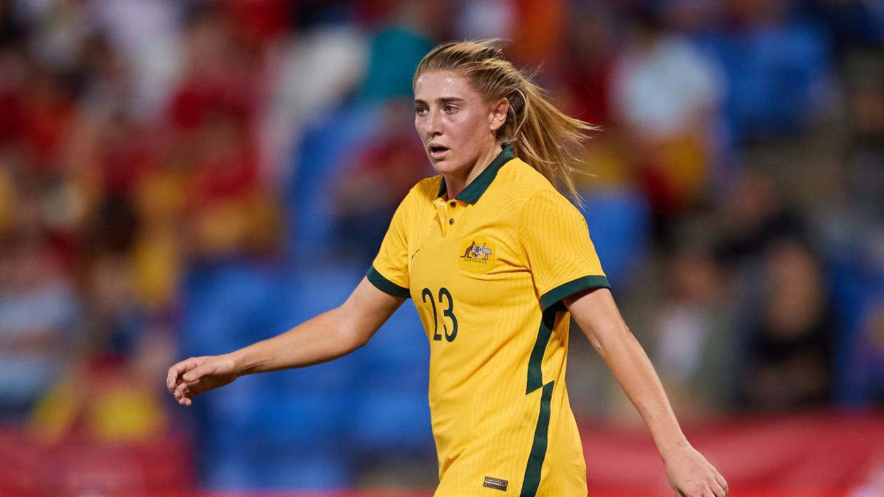 HUELVA, ESPANHA - 25 DE JUNHO: Remy Siemsen, da Austrália, assiste ao amistoso internacional feminino entre Espanha e Austrália no Estádio Nuevo Colombino em 25 de junho de 2022 em Huelva, Espanha.  (Foto de Fran Santiago/Getty Images)