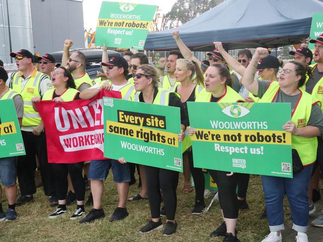 MELBOURNE, AUSTRALIA- NewsWire Photos DECEMBER 3, 2024: Woolworth workers on a picket line at the Dandenong South Distribution centre.The centre remains closed as negotiations continue. Picture:  NewsWire/ David Crosling