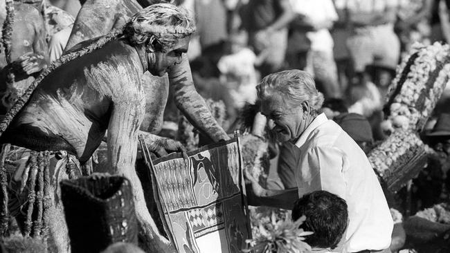 Yunupingu presenting a bark painting to then-prime minister Bob Hawke in 1988.