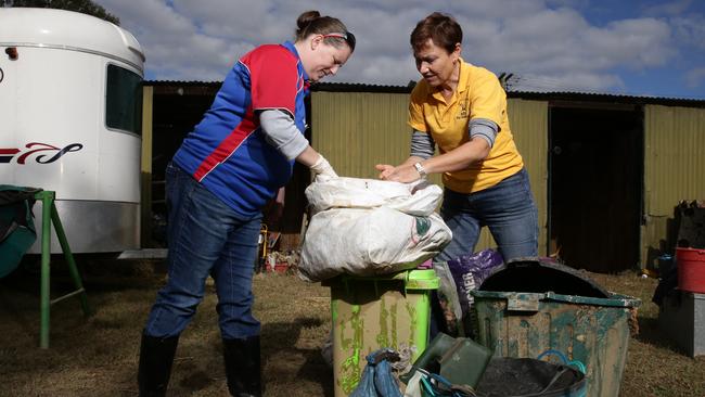 RDA-Nepean Centre volunteers Linda Lawson and Sarah Dautzenberg cleaning up on DoSomething! Day.