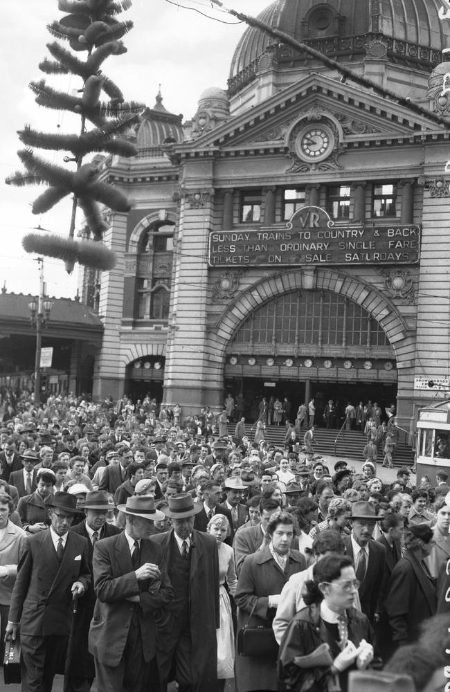 Peak hour rush in 1956 in front of Flinders Street Station. Picture: HWT Library.