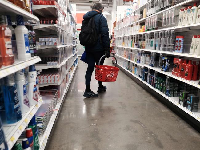 NEW YORK CITY - JANUARY 12: People shop for groceries in a Manhattan store on January 12, 2022 in New York City. Newly released data shows that inflation grew at its fastest 12-month pace in nearly 40 years during the month of December. It showed a 7% jump from a year earlier, as prices rose on everything from gas to furniture for American shoppers.   Spencer Platt/Getty Images/AFP == FOR NEWSPAPERS, INTERNET, TELCOS & TELEVISION USE ONLY ==