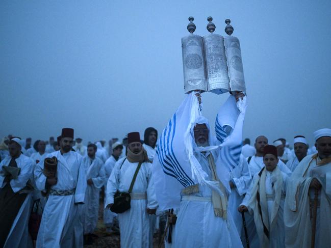 TOPSHOT - Samaritan worshippers take part in a Passover ceremony on top of Mount Gerizim, near the northern West Bank city of Nablus, early on April 29, 2024. The Samaritans are a community of a few hundred people living in Israel and in the Nablus area who trace their lineage to the ancient Israelites led by the biblical prophet Moses out of Egypt. (Photo by RONALDO SCHEMIDT / AFP)