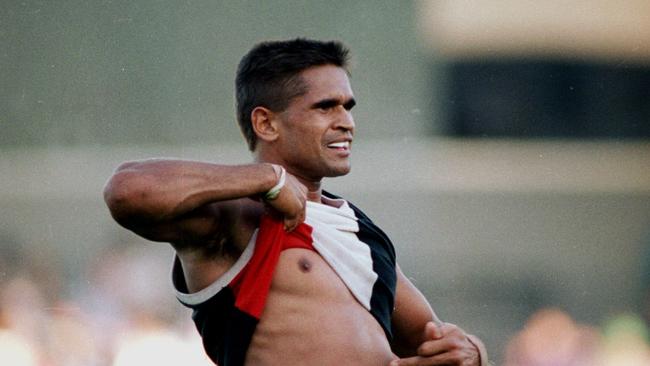 Aboriginal great Nicky Winmar lifts his jumper in one of sport’s most enduring images.