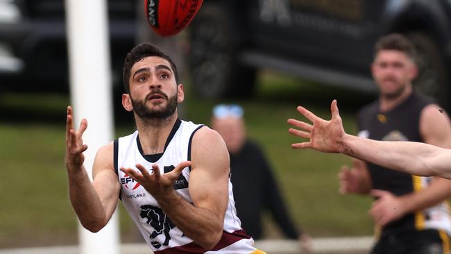 EFL Premier Division 2022: Balwyn v Doncaster East - elimination final at Central Reserve: Jack Sholakis of Doncaster East marks in front of Will Wheaton of Balwyn on Sunday 28th of August, 2022 in Glen Waverley, Victoria, Australia.Photo: Hamish Blair