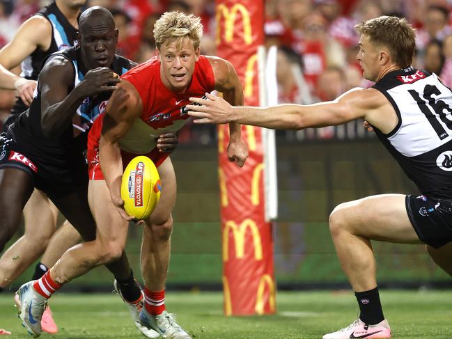 Isaac Heeney handballs in front of Port Adelaide's Aliir Aliir during the AFL Preliminary Final match between the Sydney Swans and Port Adelaide Power at the SCG on September 20, 2024. Photo by Phil Hillyard(Image Supplied for Editorial Use only - **NO ON SALES** - Â©Phil Hillyard )