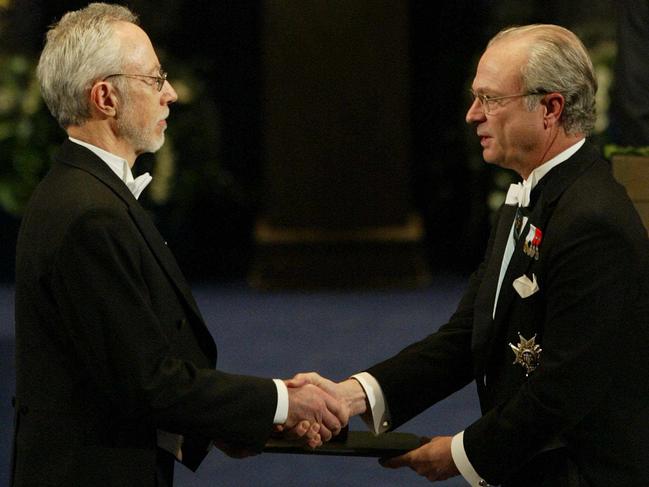 South African author JM (John Maxwell) Coetzee (L) receives the Nobel Prize in literature from King Carl Gustaf of Sweden at the Concert Hall in Stockholm 10/12/03.