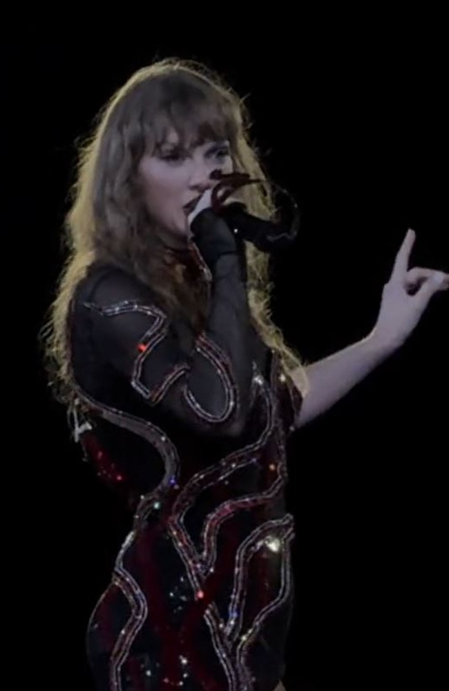 Taylor Swift struggling with a cough at her Singapore concert.