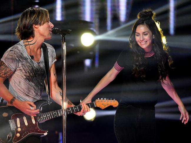 A joyful Amy Shark performs a duet with ARIAs host Keith Urban.