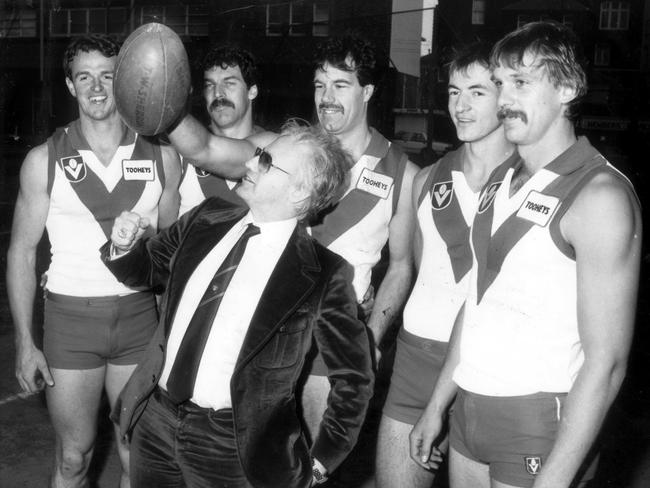 Geoffrey Edelsten with Swans players.